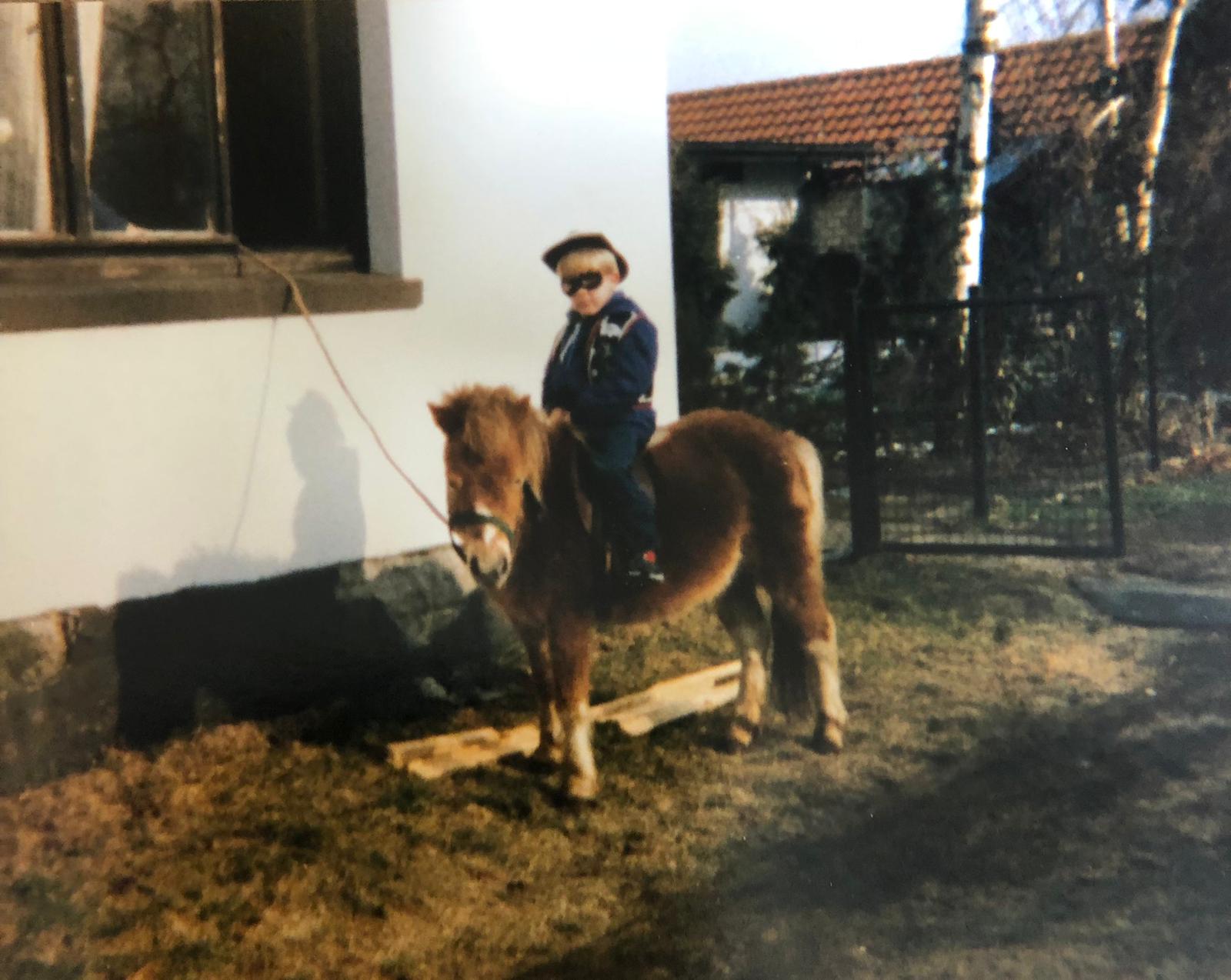 Jan als Kind auf dem Pony, Original-Albumfoto